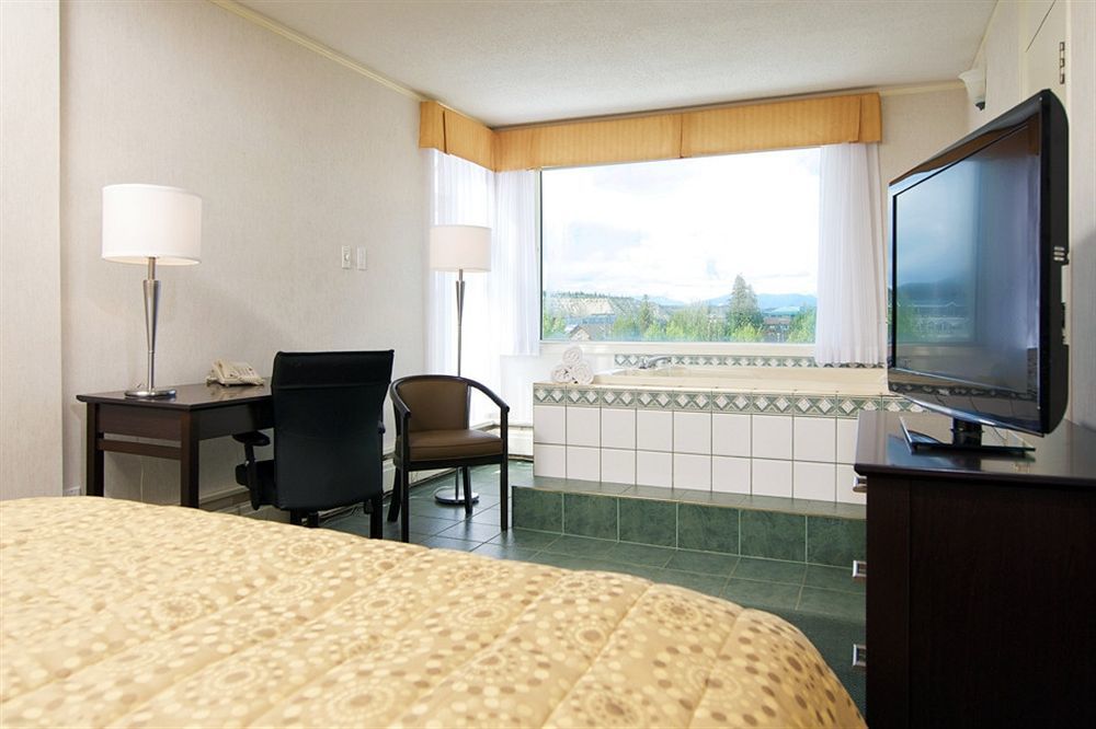 Coast High Country Inn Whitehorse Exterior photo